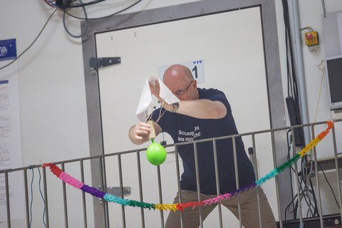 Ein Ei wird für den Test aus der ersten Etage fallen gelassen