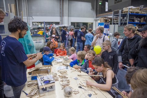 Viele Menschen im Baustofflabor