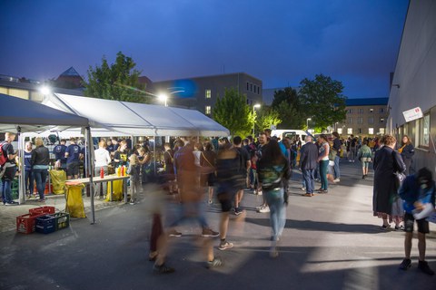 Blick in den nächtlichen Hof mit vielen Menschen zur LNdW Dresden