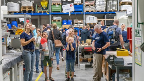 Viele Menschen im Baustofflabor