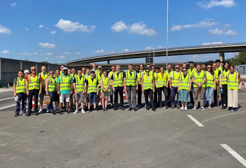 Gruppenbild auf der Autobahn