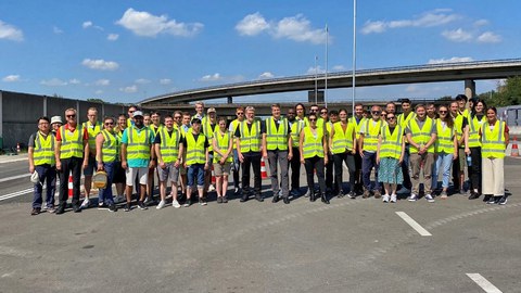 Gruppenbild auf der Autobahn