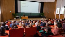 Blick in den voll besetzten Hörsaal