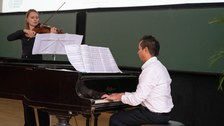 Musiker sitzt am Klavier