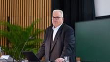 Redner auf der Bühne