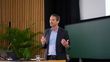Redner auf der Bühne