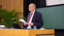 Redner auf der Bühne