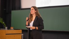 Rednerin auf der Bühne