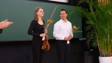 Die beiden Musiker stehen auf der Bühne