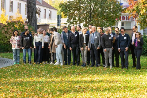 Gruppenfoto vor dem Gebäude