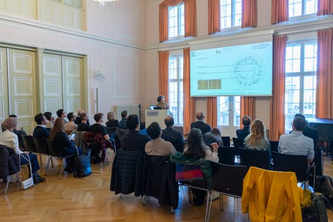 Rednerin spricht vor gut gefülltem Saal