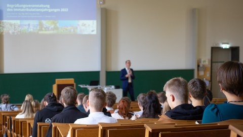 Voller Hörsaal mit neuen Studierenden