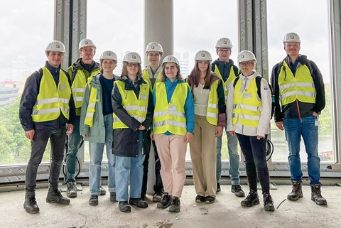 Gruppenbild der Teilnehmer auf der Baustelle