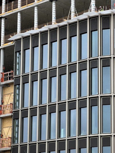 Blick auf eine teilweise fertiggestellte Fassade