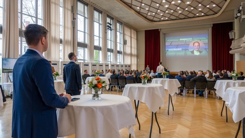 Blick in den voll besetzten Dülfersaal