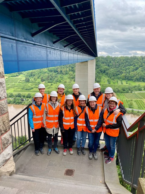 Gruppenbild der Exkursionsteilnehmer am Brückenpfeiler der Moseltalbrücke