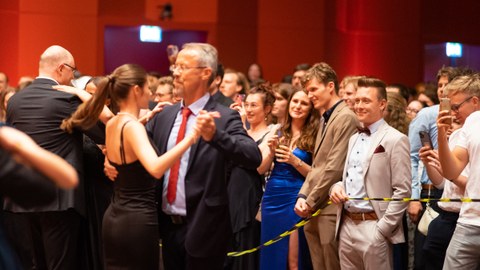 Professor Stroetmann tanzt mit einer Studierenden zum Professorentanz