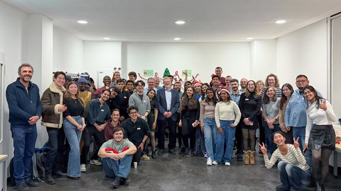 Gruppendbild aller Teilnehmer der Feier