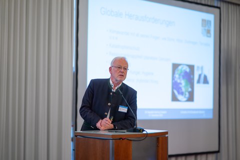 Redner steht am Rednerpult