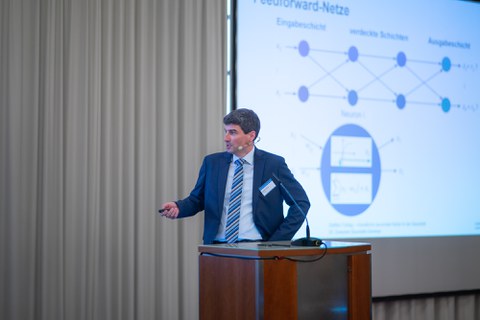 Redner steht am Rednerpult