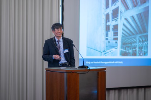 Redner steht am Rednerpult