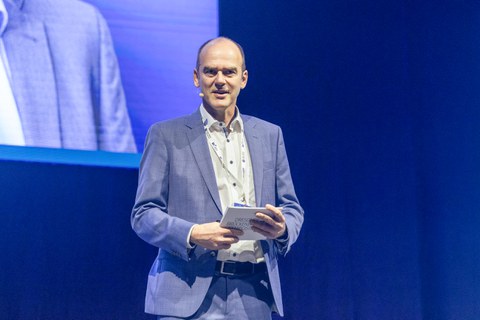 Steffen Marx spricht auf der Bühne des Brückenbausymposiums