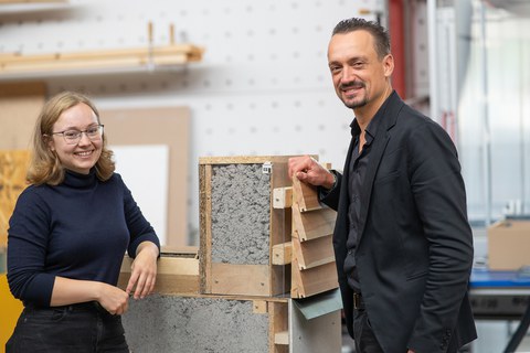 Gemeinsam stehen Prof. Engelmann und Laura König vor einem Demonstrator