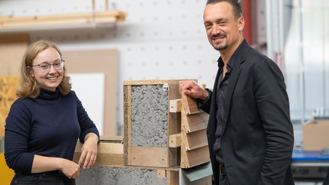 Gemeinsam stehen Prof. Engelmann und Laura König vor einem Demonstrator