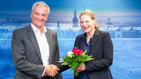 Prof. Stamm und Prof. Beckmann stehen gemeinsam auf der Bühne