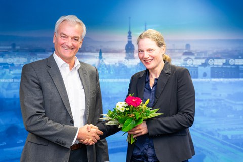 Prof. Stamm und Prof. Beckmann stehen gemeinsam auf der Bühne