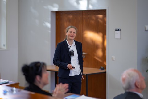 Dekanin Birgit Bekmann steht auf der Bühne