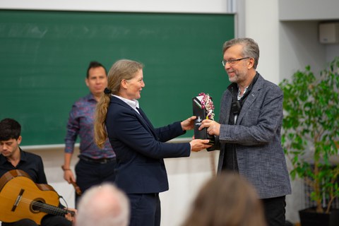 Die Dekanin überreicht Blumen an Rostislav Chudoba
