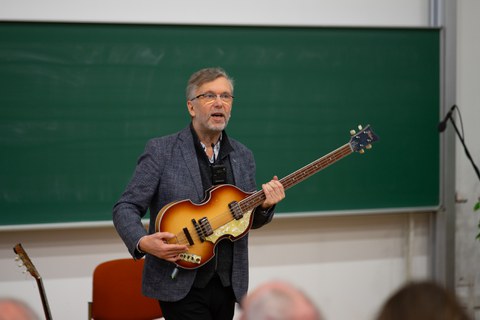 Rostislav Chudoba mit Gitarre auf der Bühne