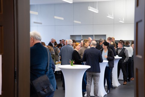 Gut gefüllter Raum beim Mittagsimbiss