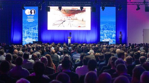 Voll besetzter Saal im Dresdner Messezentrum