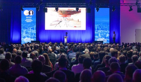 Voll besetzter Saal im Dresdner Messezentrum