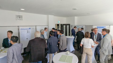 Pausengespräche im Foyer