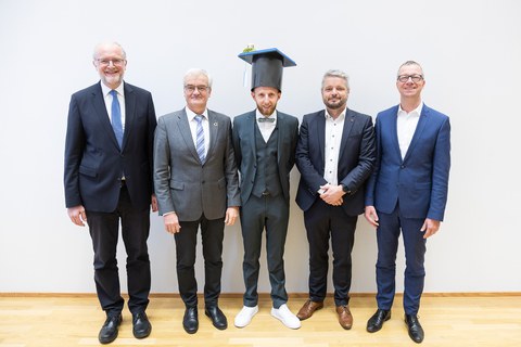 Gruppenbild der Promotionskommission und dem Promovenden