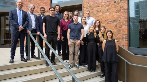 Gruppenbild der Niminierten mit den Jury-Mitgliedern