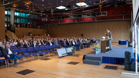 Voll besetzter Saal beim Vortrag