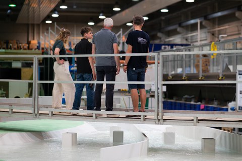 Ein Wissenschaftler erklärt ein Großmodell in der Wasserbauhalle