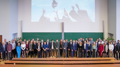 Alle Absolventen stehen auf der Bühne