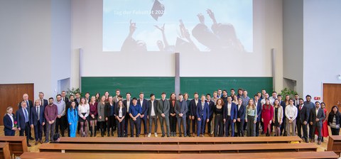 Alle Absolventen stehen auf der Bühne