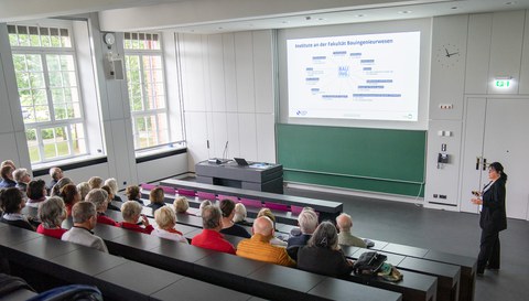 gut gefüllter Hörsaal