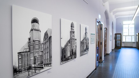 Blick in den Gang mit Bildern an der Wand