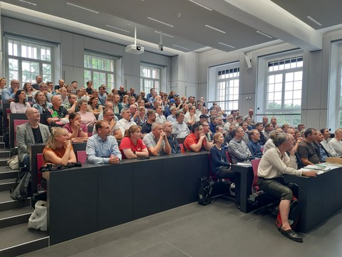 voll besetzter Hörsaal