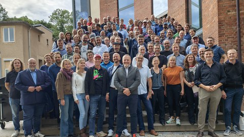 Gruppenbild vor dem Haupteingang des Beyer-Bau