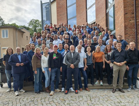 Gruppenbild vor dem Haupteingang des Beyer-Bau