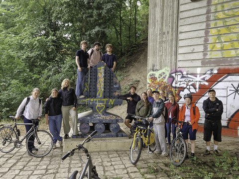 Gruppenbild unter der Brücke