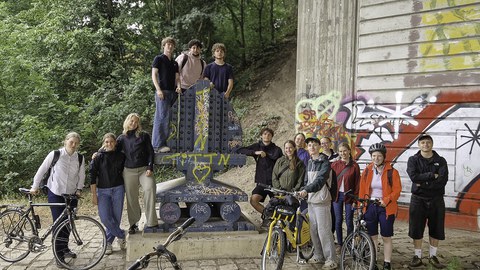 Gruppenbild unter der Brücke